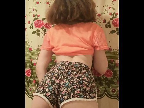 ❤️ Sexy mladá kočka svléká šortky před kamerou. ❤️❌ Sex video u cs.liporno.ru ❌